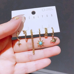 Lot de 6 boucles d'oreilles dorées avec étoiles, planètes et turquoise bleue sur carte