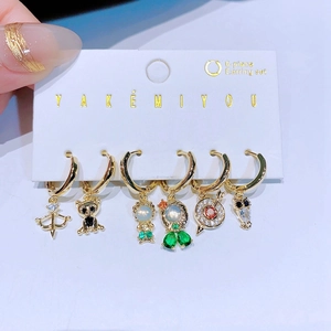 Detailansicht eines 6-teiligen goldenen Ohrring-Sets mit Zirkonia und Tieranhängern