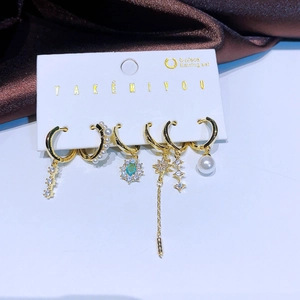 Detailansicht eines 6-teiligen goldenen Ohrring-Sets mit Zirkonia und Perlenanhängern