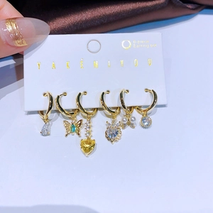 Detailansicht des 6-teiligen Ohrring-Sets mit bunten Kristallen und goldenen Anhängern