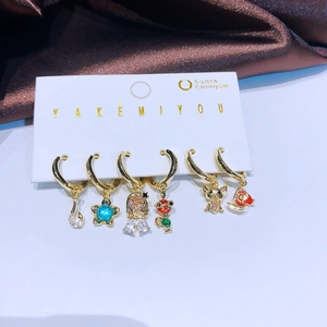 Detail eines 6-teiligen Ohrring-Sets mit bunten Zirkonia und kreativen vergoldeten Anhängern