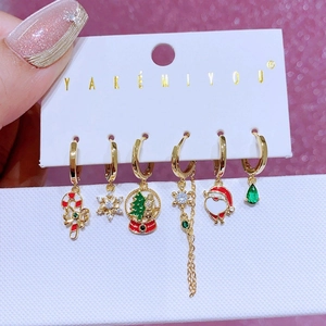 Set de 6 pendientes navideños con diseños de bastón de caramelo y copos de nieve dorados
