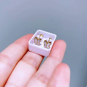 Exquisite goldene Schmetterling Ohrstecker mit Perlmutteinlage in einer kleinen Box