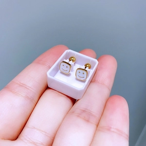 Mini Quadratische Smiley Ohrstecker in Gold und Weißem Emaille mit praktischem Schraubverschluss