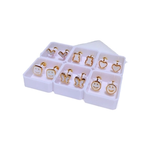 Set aus 6 goldenen Titanstahl-Ohrringen mit Herz-, Bären- und Smiley-Motiven
