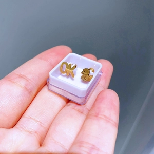 Asymmetrische goldene Titanstahlohrringe mit OK-Buchstaben und Entenform für Damen