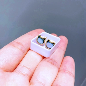 Katzenohrstecker aus Titanstahl mit Perlmutt-Inlay in einer weißen Schmuckschachtel