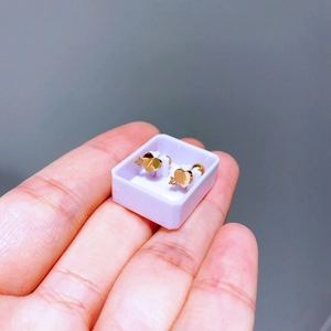 Detailansicht goldener Herz-Ohrstecker mit Zirkonia und sicherem Schraubverschluss