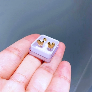 Nahaufnahme goldener Schmetterlings-Ohrstecker aus Titanstahl mit Schraubverschluss
