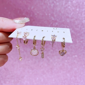 Lot de 6 boucles d'oreilles dorées avec cœurs et nœuds en zircon sur fond rose pailleté