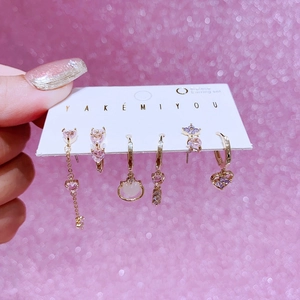 Parure de 6 boucles d'oreilles dorées avec cœurs en zircon rose et violet sur carte