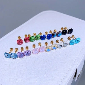 8mm funkelnde Zirkonia-Ohrstecker in verschiedenen Farben mit vergoldeten Titanstiften