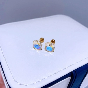 8mm irisierende quadratische Zirkonia-Ohrstecker mit Vergoldung und Titanschraubverschluss