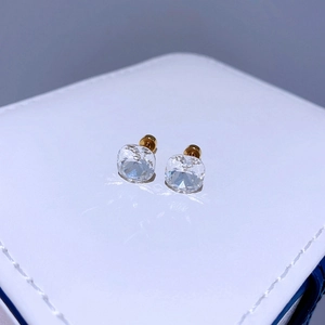 Makroaufnahme von 8mm Zirkonia-Ohrsteckern mit Cushion-Schliff und vergoldetem Titanrücken