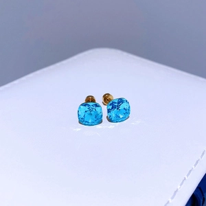 Nahaufnahme der 8 mm blauen Zirkon-Ohrringe mit vergoldeten Stiften aus Titanstahl
