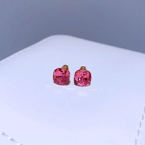 Nahaufnahme der 8 mm rosa Kristallohrringe mit vergoldeter Titanstahlbasis im Kissen-Schliff
