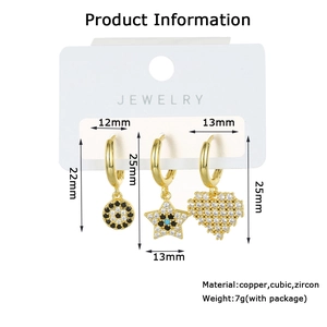 Detailsicht des vergoldeten Ohrring-Sets mit Zirkonia, bösem Blick und Sternanhängern