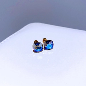 Makroaufnahme von 8mm quadratischen Ohrsteckern mit blauem Kristall und Goldbeschichtung