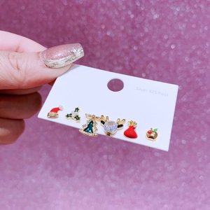 Detailansicht des 6-teiligen Weihnachts-Ohrring-Sets mit Rentier- und Baummotiven
