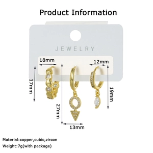 Makro-Detail des vergoldeten Kupfer-Ohrringsets mit Zirkonia und Maßen