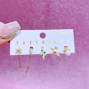 Conjunto de pendientes de Navidad con reno y copo de nieve en tarjeta de exhibición