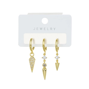 Detail eines 18K vergoldeten Ohrring-Sets mit zirkonbesetzten Dreiecks-Anhängern