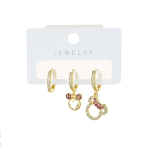Detailansicht des 18K vergoldeten Ohrring-Sets mit Mickey- und Minnie-Maus-Motiven