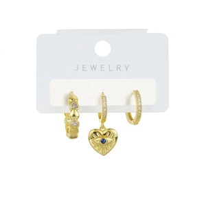Detail eines 18K vergoldeten Ohrring-Sets mit Herzmotiven, Bösem Blick und Zirkoniasteinen