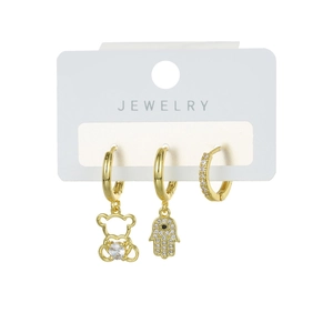 Detailansicht des 18K vergoldeten Ohrring-Sets mit Hamsa-Hand, Bär-Anhänger und Zirkon-Steinen