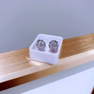 Detaillierte Nahaufnahme der kleeblattförmigen Zirkonia-Ohrstecker in einem Etui