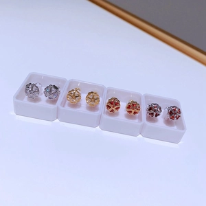 Titanstahl-Ohrstecker-Set mit hohlen Herz- und Blumen-Zirkonia-Designs in vier Farben
