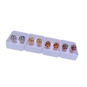 Set mit 4 Titanstahl Herz-Blumen-Ohrsteckern mit Zirkonia und Schraubverschluss