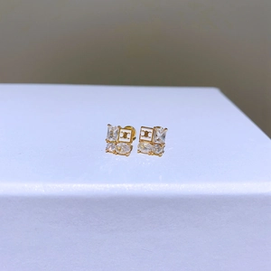 Detailansicht der goldenen Herz-Ohrstecker mit Zirkonia und Schraubverschluss