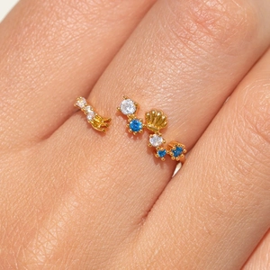 Detaillierte Makroansicht des vergoldeten Prinzessin-Rings mit Zirkonia und Muschel