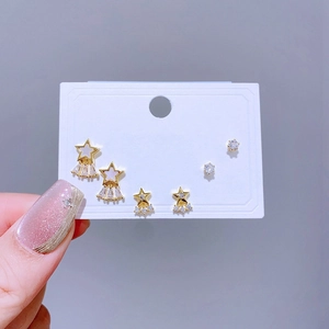Detailliertes 6er-Set Gold-Ohrstecker mit Sternen und Zirkonia auf weißer Displaykarte