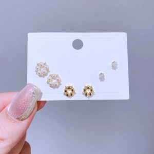 Elegantes Set mit drei Ohrsteckern aus Kunstperlen, Goldperlen und Zirkonia im Detail