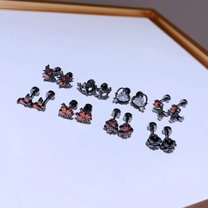 8-Paar-Set Punk-Ohrstecker in Gun-Black mit roten Zirkonia-Spinne- und Maskenmotiven