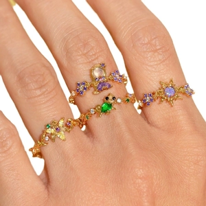 Vergoldetes verstellbares Ring-Set mit bunten Zirkoniasteinen sowie Frosch- und Blumenmotiven