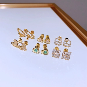 Goldenes Edelstahl-Ohrstecker-Set mit Zirkon-Herzen und geometrischen Designs