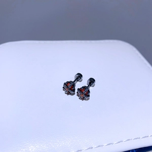 Nahaufnahme gothischer Ohrringe in Gun Black mit orangem Zirkonia und Schraubverschluss