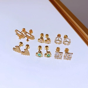 Goldenes Ohrstecker-Set mit Zirkonia, Herz- und geometrischen Motiven auf weißem Hintergrund