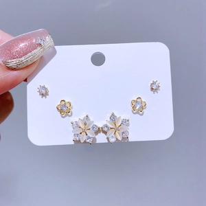 Set aus drei Paar Ohrringen mit Zirkonia, Goldblumen und Katzenaugen-Blütenblättern