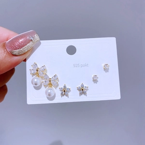 Elegantes 6er-Ohrring-Set mit Schmetterlingsperlen, Blumensteckern und Zirkonkristallen