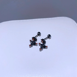 Detail eines gunmetal-farbenen Eidechsen-Ohrsteckers mit orangefarbenen Zirkonia