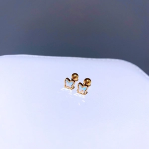 Makro-Detail von Schmetterlings-Ohrsteckern in Gold mit Kristallen und Schraubverschluss