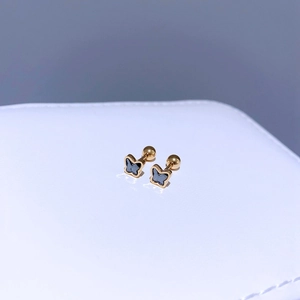 Nahaufnahme der Schmetterling-Ohrringe in Gold mit Schraubverschluss und dunkler Emaille