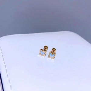 Makroaufnahme goldener Schmetterling-Ohrstecker mit blauem Stein und Kugel-Schraubverschluss
