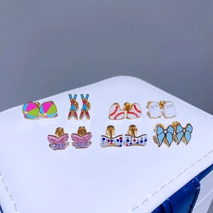 Detailliertes Set bunter Emaille-Schleifen und Kristall-Ohrstecker in einer weißen Schmuckbox