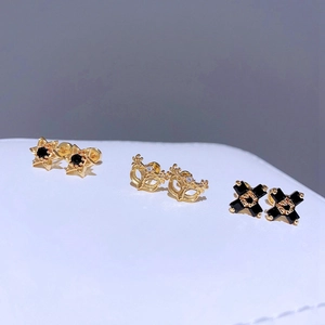Ohrstecker aus 316L Edelstahl in Gold-Finish mit schwarzen Diamant-Stern-Mustern
