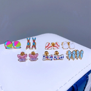 Schicke Titanstahl-Schleifenohrringe-Set mit bunten Strasssteinen und Emaille-Mustern